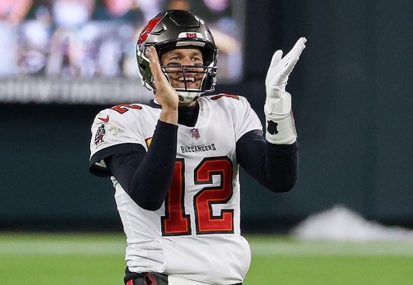 Mike Evans Reveals What Tom Brady Texted Him Before He Un-Retired