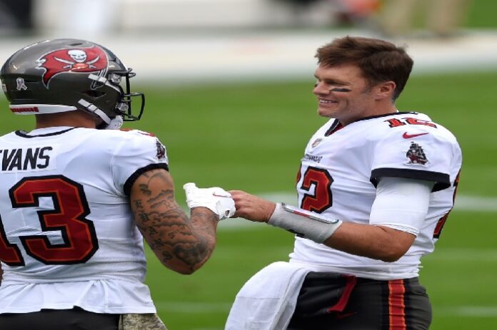 Mike Evans Reveals What Tom Brady Texted Him Before He Un-Retired